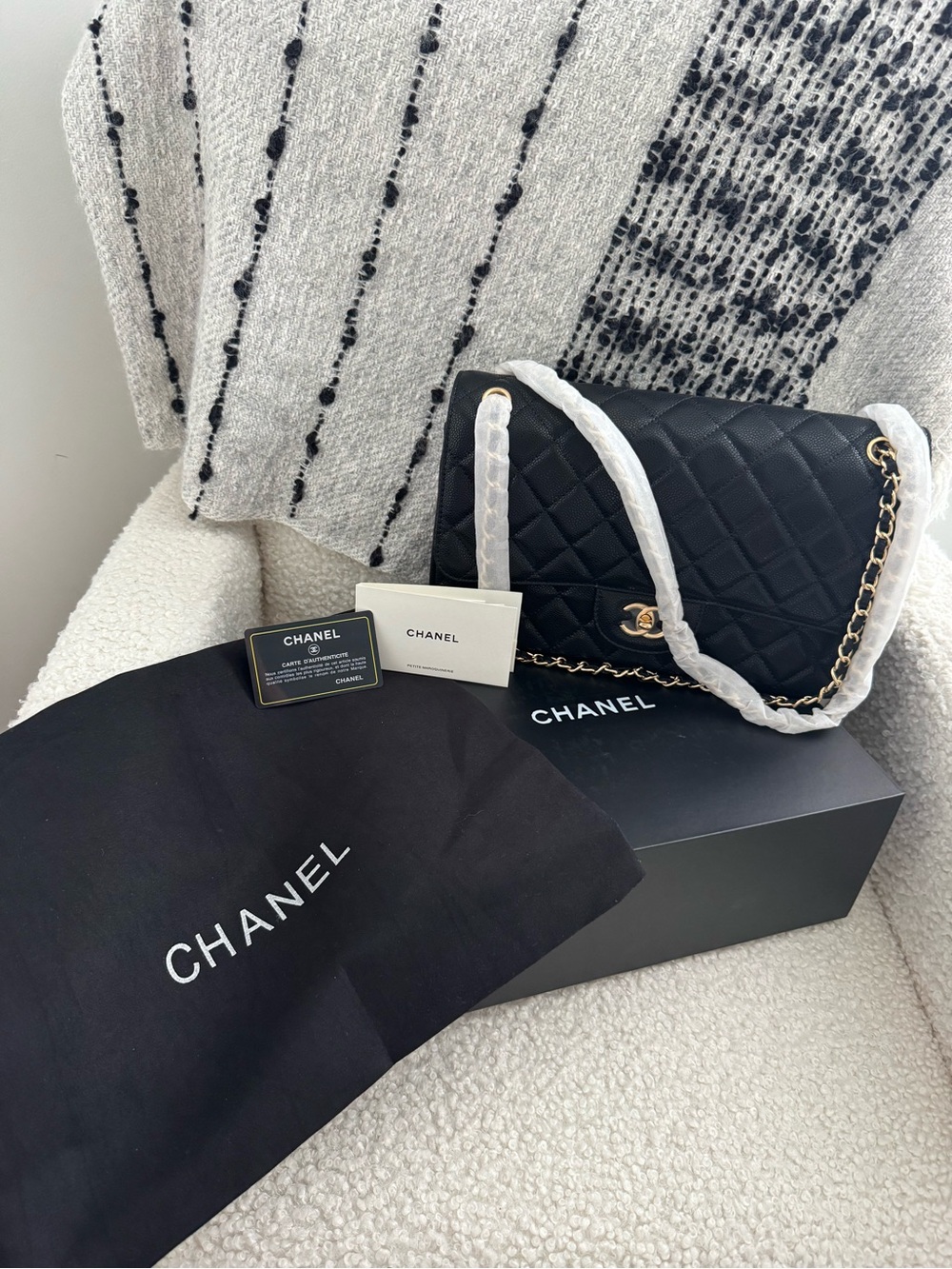 Chanel Classic Flap Bag with Caviar Leather - Picture 2 of 16